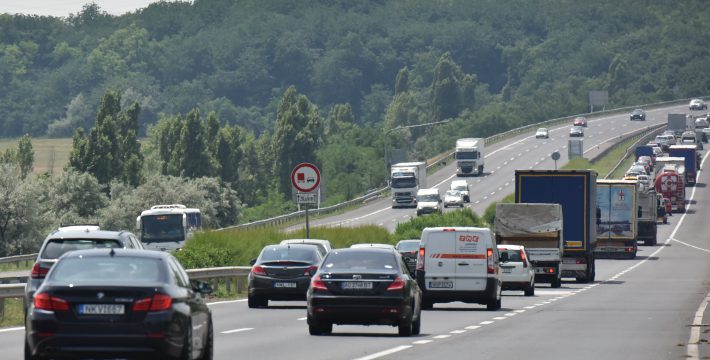 Nagyobb forgalomra, torlódásra számíthatnak több gyorsforgalmi útvonalon is a közlekedők a következő napokban