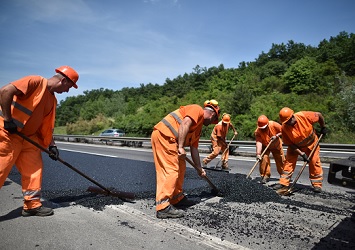 Burkolatjavítás miatt péntekig lesz korlátozás az M3-as autópályán a Horti pihenőhelynél