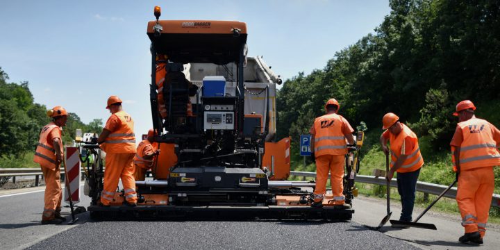 Az idén felújítani tervezett ezer kilométernyi útszakasz harmadán már dolgoznak