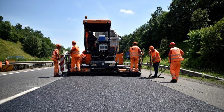 Burkolatjavítás miatt forgalomkorlátozás lesz az M3-as autópályán Hatvan, Bag és Gödöllő térségében