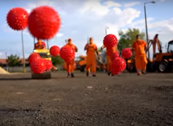 Keményen nekiestek a koronavírusnak a közutasok – videó