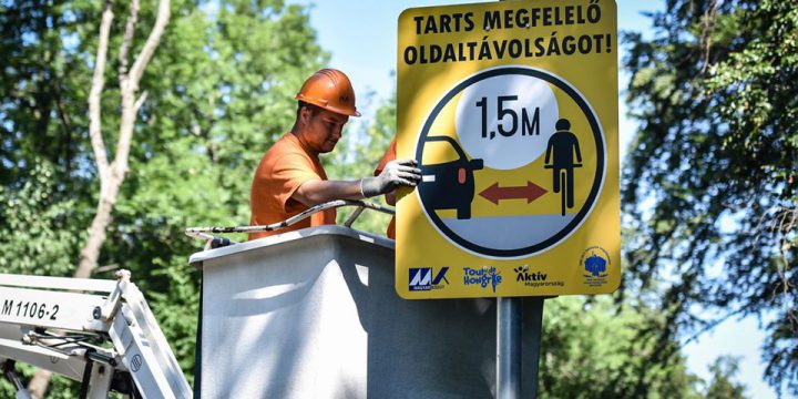 1,5 méter távolság közúton is – új közlekedési táblák kerülnek ki a kerékpárosok védelmében