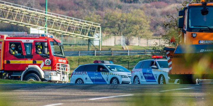 Közös gyakorlatot tartott a Katasztrófavédelem, a Rendőrség, a Honvédség és a Magyar Közút