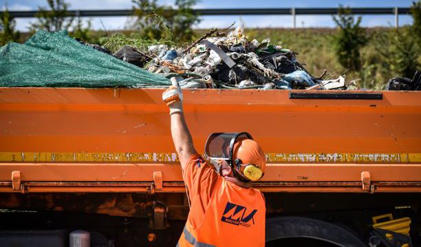 Videó: 350 tonna illegális szemetet gyűjtött össze az utak mellől két nap alatt a Magyar Közút