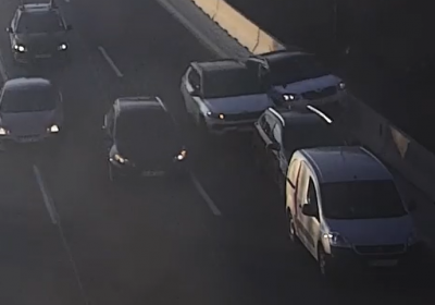 Videó – Büntetőfékezés miatt több autó balesetezett az M1-M7 bevezetőn